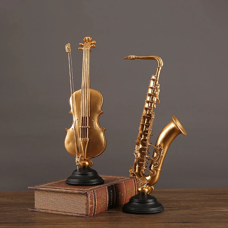 Złota figurka instrument muzyczny z żywicy