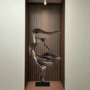 Abstrakcyjna drewniana statuetka minimalistyczna