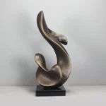 Abstrakcyjna drewniana statuetka minimalistyczna