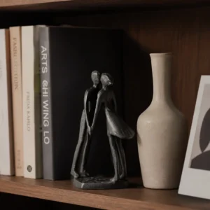 Abstrakcyjna drewniana statuetka minimalistyczna