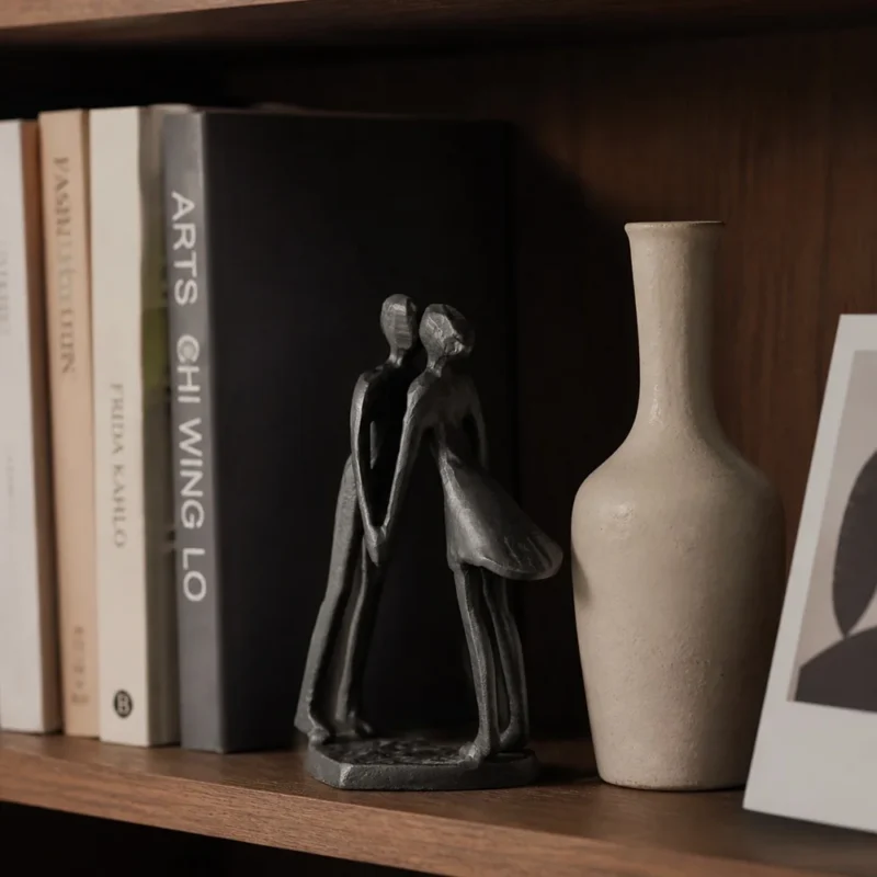 Abstrakcyjna drewniana statuetka minimalistyczna