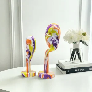 Abstrakcyjna drewniana statuetka minimalistyczna