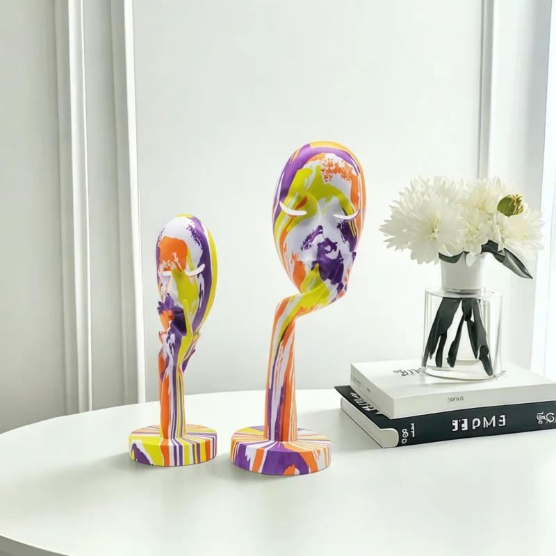 Abstrakcyjna drewniana statuetka minimalistyczna