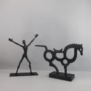 Abstrakcyjna drewniana statuetka minimalistyczna