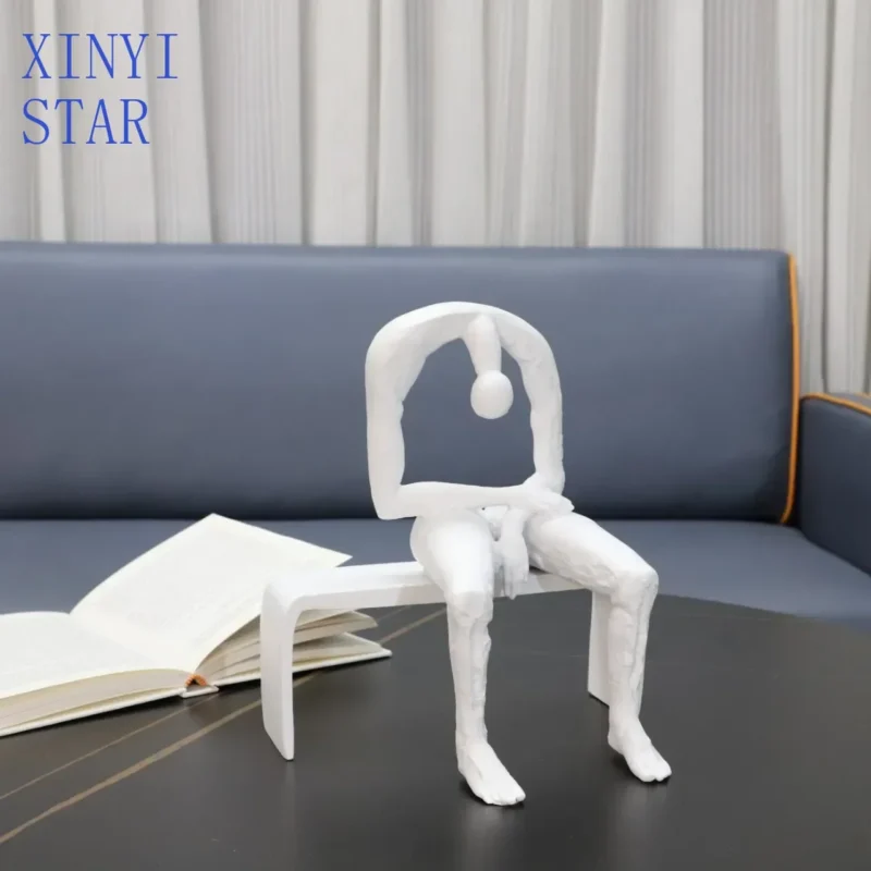 Abstrakcyjna drewniana statuetka minimalistyczna