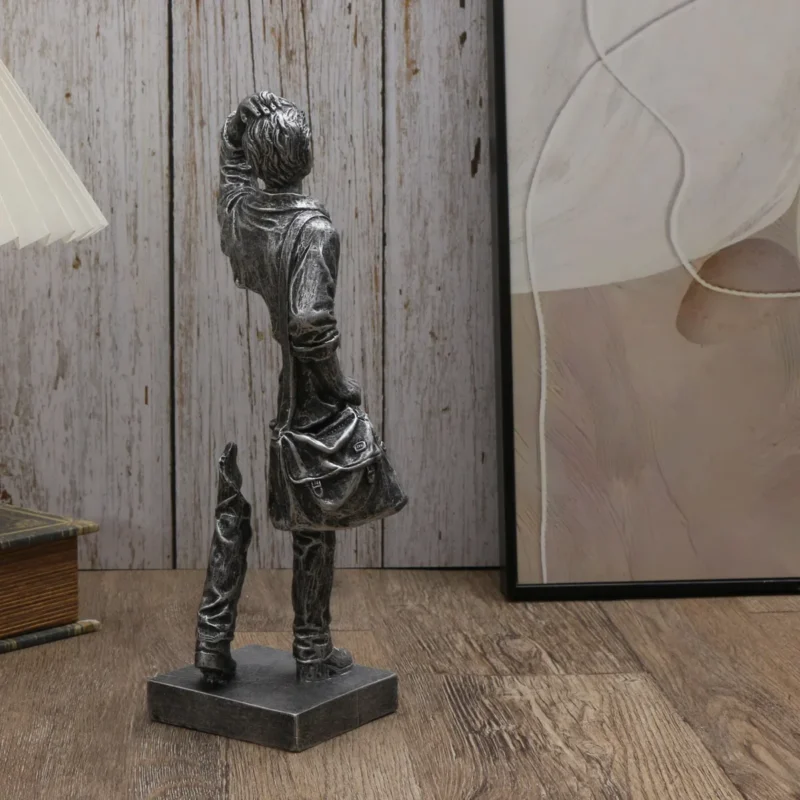 Abstrakcyjna drewniana statuetka minimalistyczna