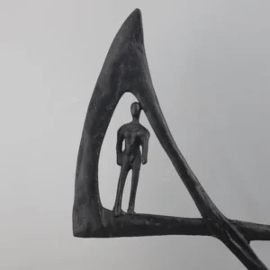 Abstrakcyjna drewniana statuetka minimalistyczna