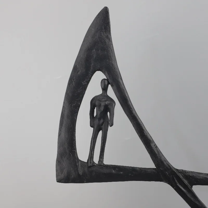 Abstrakcyjna drewniana statuetka minimalistyczna