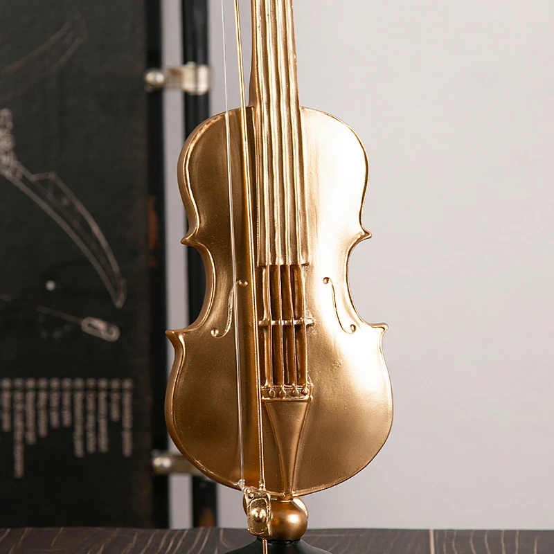 Złota figurka instrument muzyczny z żywicy