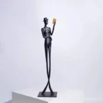 Żeliwna figurka czytająca postać