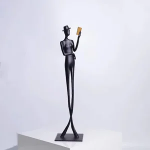 Żeliwna figurka czytająca postać