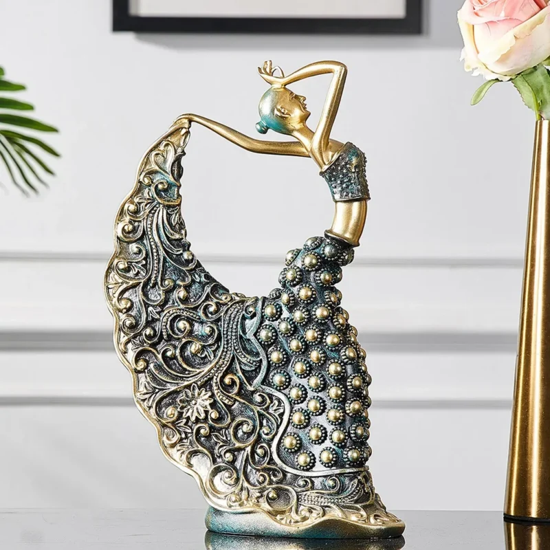 Ceramiczna rzeźba pawia tancerka