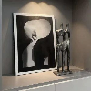 Abstrakcyjna drewniana statuetka minimalistyczna
