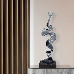 Abstrakcyjna drewniana statuetka minimalistyczna