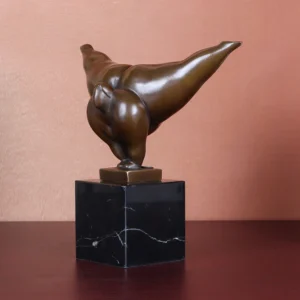 Abstrakcyjna drewniana statuetka minimalistyczna