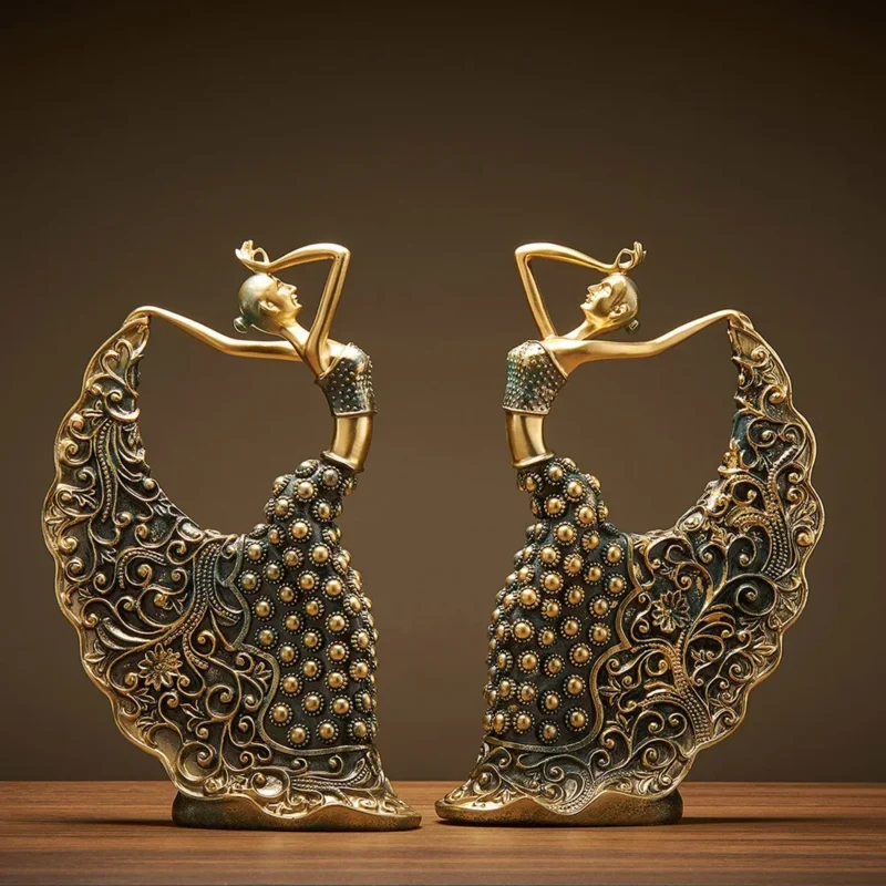Ceramiczna rzeźba pawia tancerka