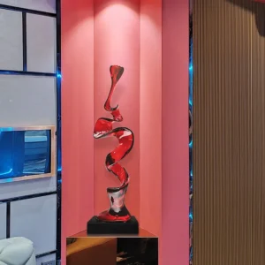 Abstrakcyjna drewniana statuetka minimalistyczna