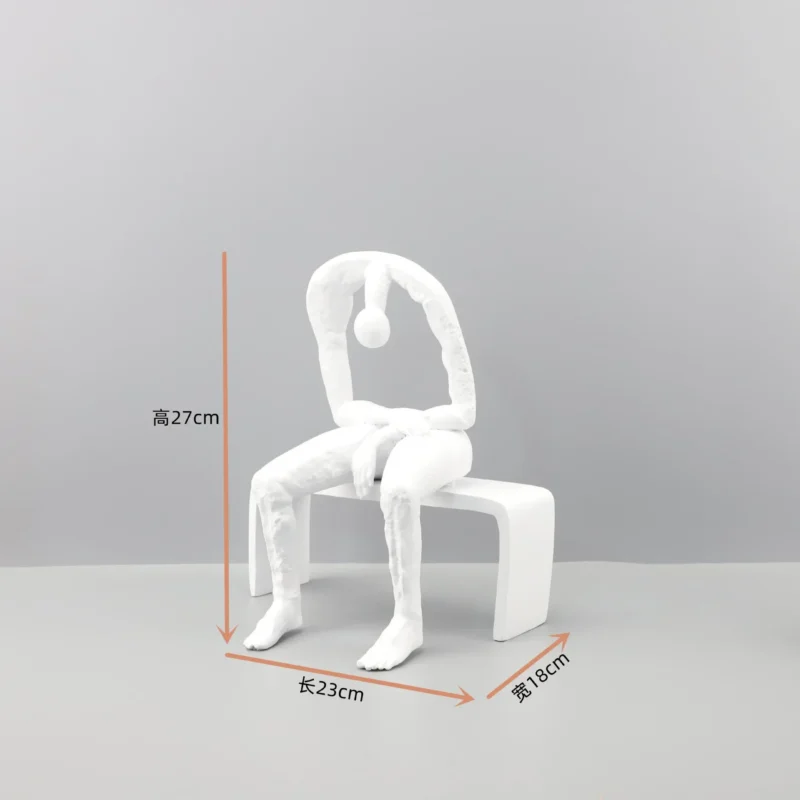 Abstrakcyjna drewniana statuetka minimalistyczna
