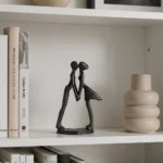 Abstrakcyjna drewniana statuetka minimalistyczna