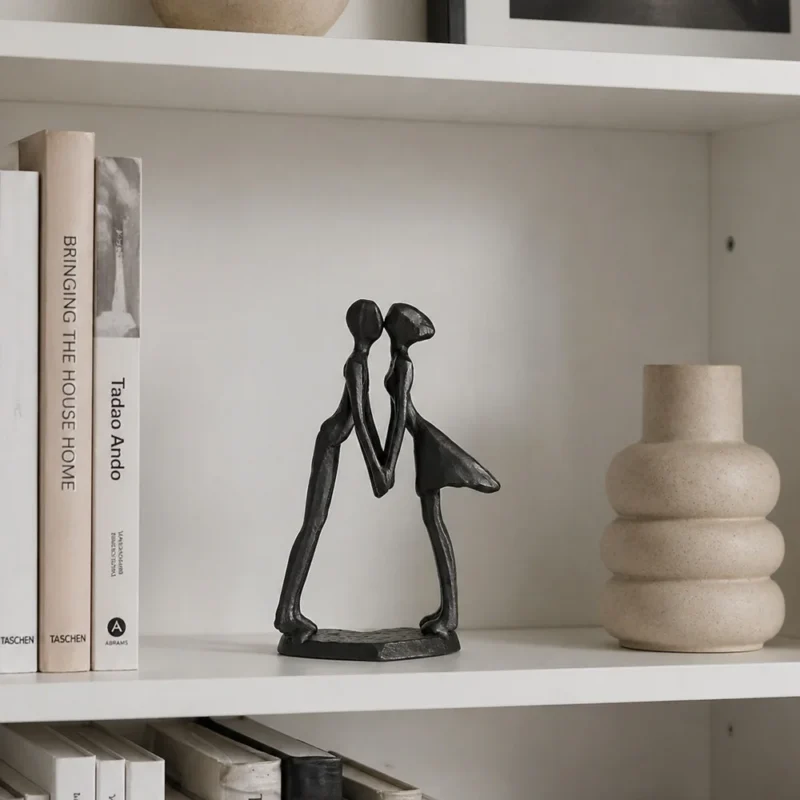 Abstrakcyjna drewniana statuetka minimalistyczna