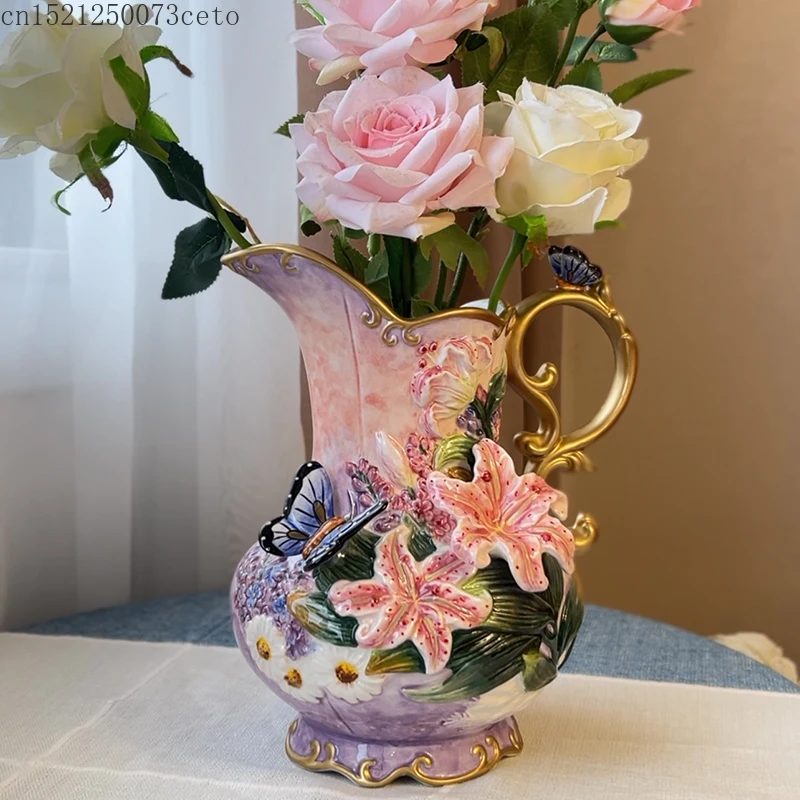 Ceramiczny wazon dekoracyjny na lilie
