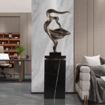 Abstrakcyjna drewniana statuetka minimalistyczna