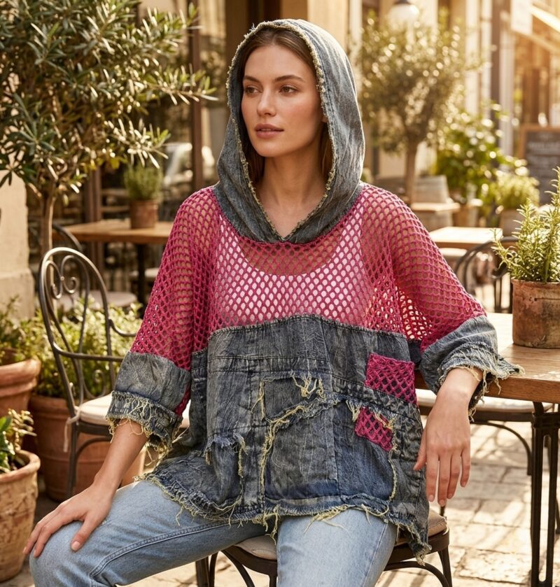 Bluza damska z kapturem z siatki i denimu, oversize, krótki rękaw - kawiarniany ogródek, modelka w różowej wersji (ref g00)