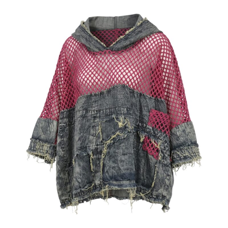 Bluza damska z kapturem z siatki i denimu, oversize, krótki rękaw - wersja różowa z przodu, białe tło (ref g00)