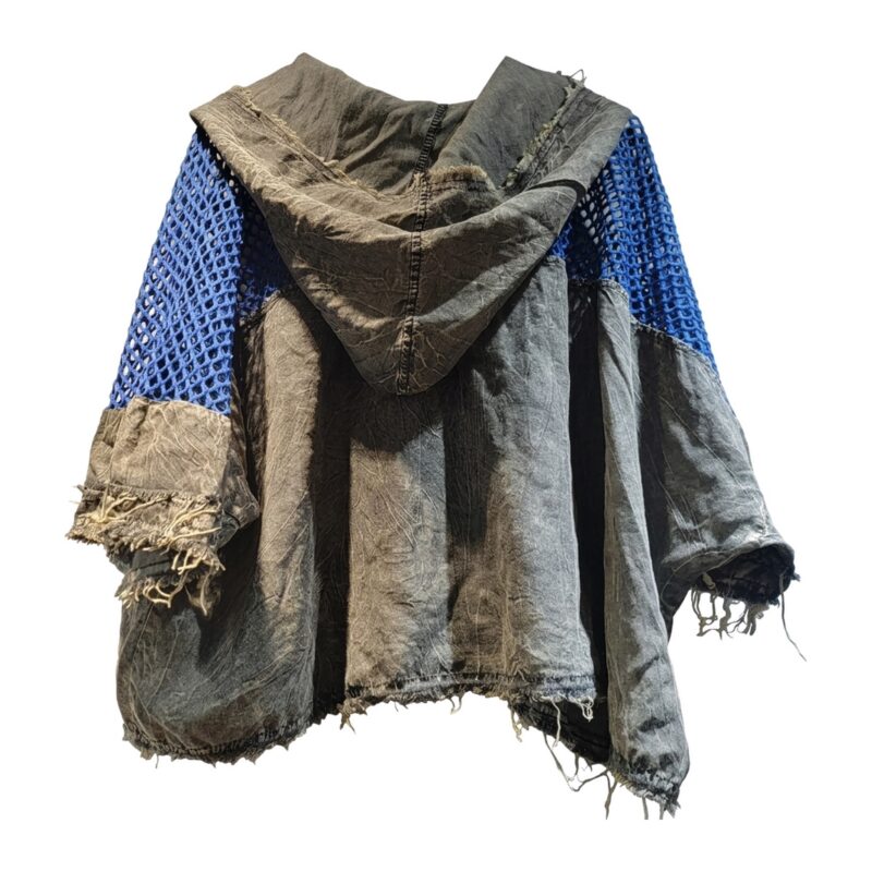 Bluza damska z kapturem z siatki i denimu, oversize, krótki rękaw - tył z kapturem, białe tło (ref g03)