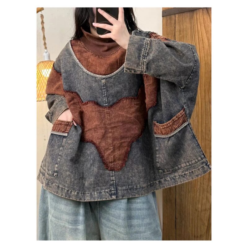 Bluza jeansowa damska oversize z golfem i naszywkami patchwork - wariant brązowy