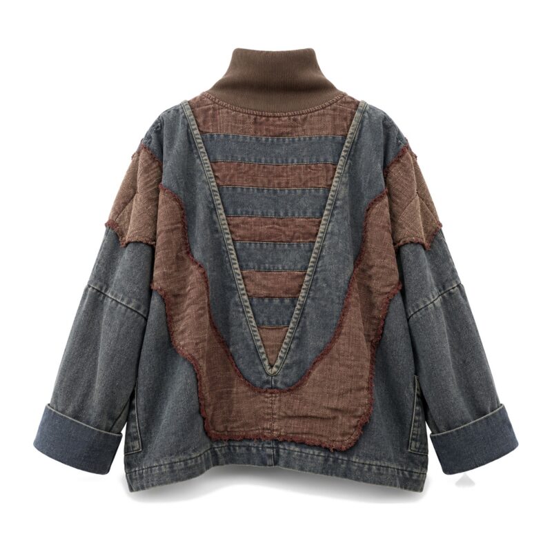 Bluza jeansowa damska oversize z golfem i naszywkami patchwork - wariant brązowy od tyłu, panel w kształcie V z poziomymi pasami, białe tło, bez wieszaka