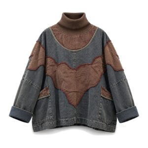 Bluza jeansowa damska oversize z golfem i naszywkami patchwork - wariant brązowy od przodu, naszywki i dwie kieszenie, białe tło