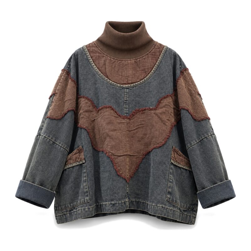 Bluza jeansowa damska oversize z golfem i naszywkami patchwork - wariant brązowy od przodu, naszywki i dwie kieszenie, białe tło