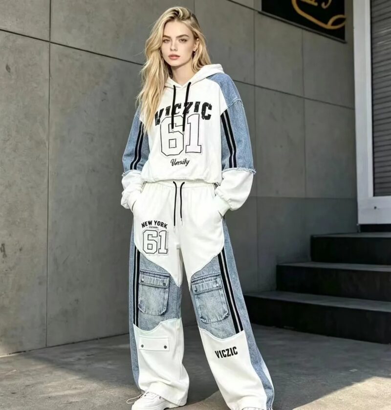 Bluza z kapturem i spodnie cargo z denimowymi wstawkami, patchwork - modelka w białym zestawie przy schodach w mieście