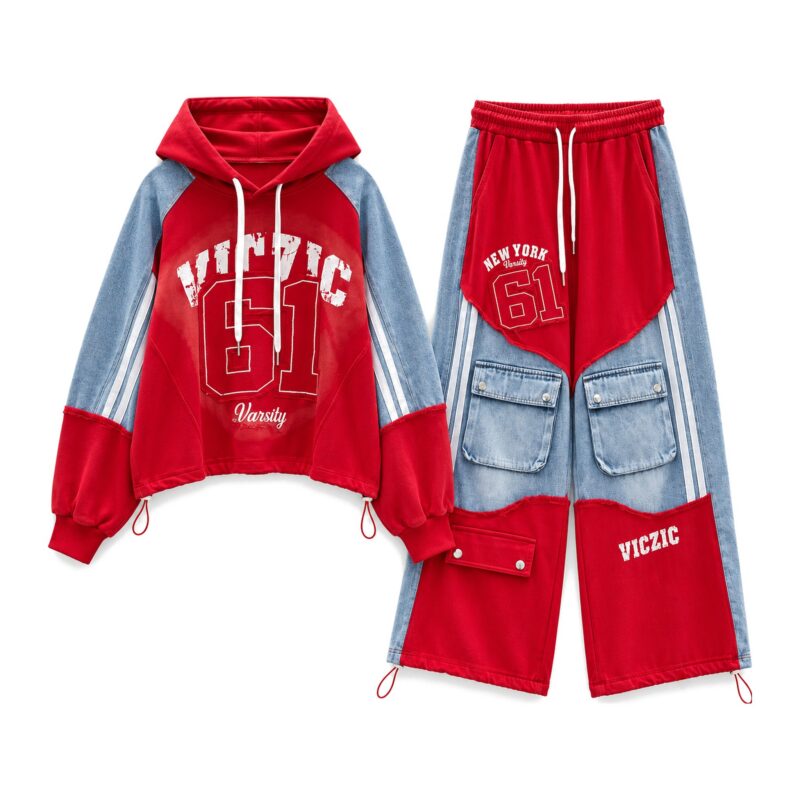 Bluza z kapturem i spodnie cargo z denimowymi wstawkami, patchwork - czerwony zestaw, flat lay, bez naklejek