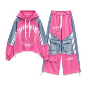 Bluza z kapturem i spodnie cargo z denimowymi wstawkami, patchwork - różowy zestaw, flat lay, bez naklejek