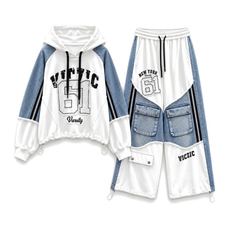 Bluza z kapturem i spodnie cargo z denimowymi wstawkami, patchwork - biały zestaw, flat lay na białym tle