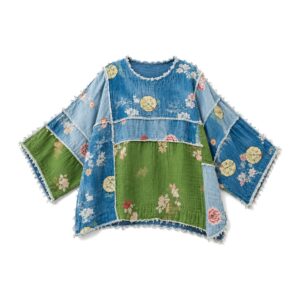 Bluzka damska patchwork w kwiaty z bawełny, długi rękaw, oversize - bluzka płasko z rozłożonymi rękawami, białe tło