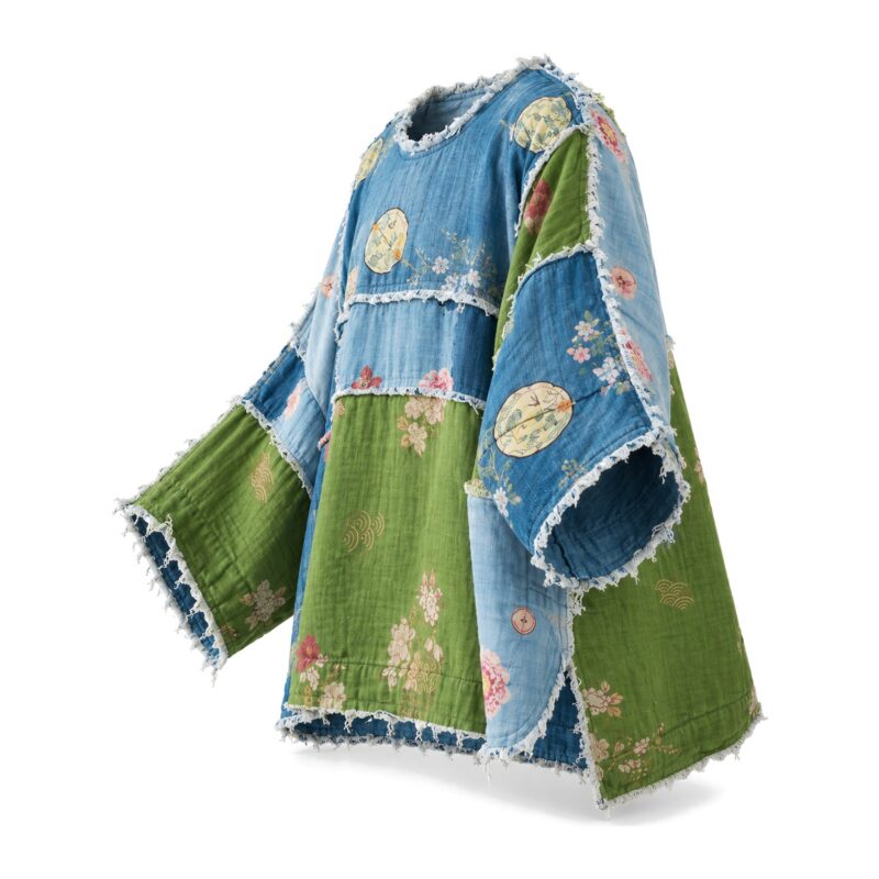 Bluzka damska patchwork w kwiaty z bawełny, długi rękaw, oversize - bok bluzki, ghost mannequin, białe tło