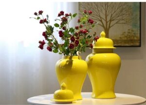 Ceramiczny wazon z pokrywką, żółty słój dekoracyjny, 35-60 cm - jadalnia w stylu nowoczesnym, słój z bordowymi kwiatami na kredensie