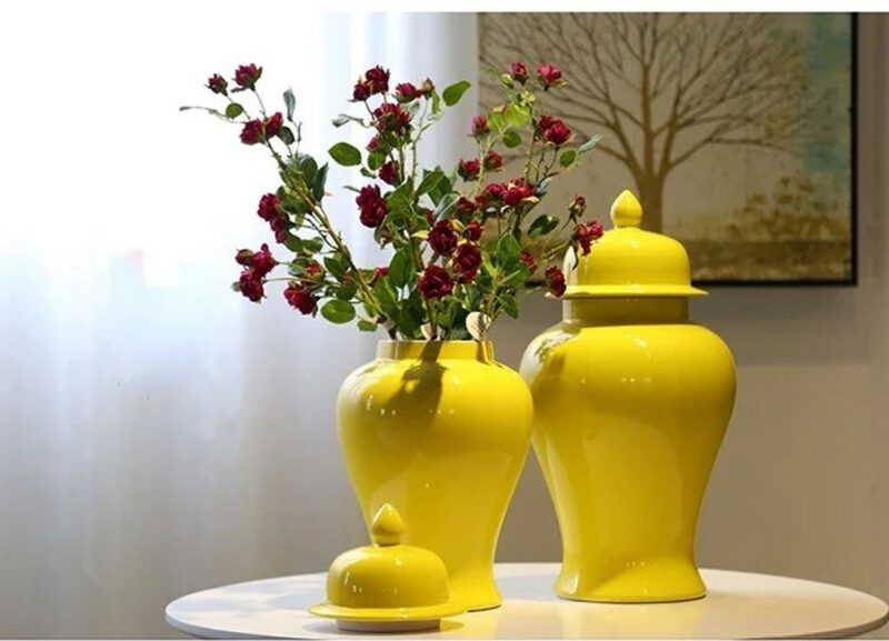 Ceramiczny wazon z pokrywką, żółty słój dekoracyjny, 35-60 cm - jadalnia w stylu nowoczesnym, słój z bordowymi kwiatami na kredensie