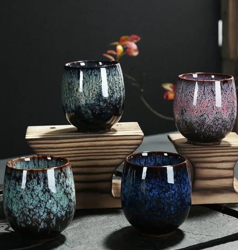 Czarka ceramiczna do herbaty 110 ml, szkliwo zmieniane w piecu - czarki na drewnianej podstawce