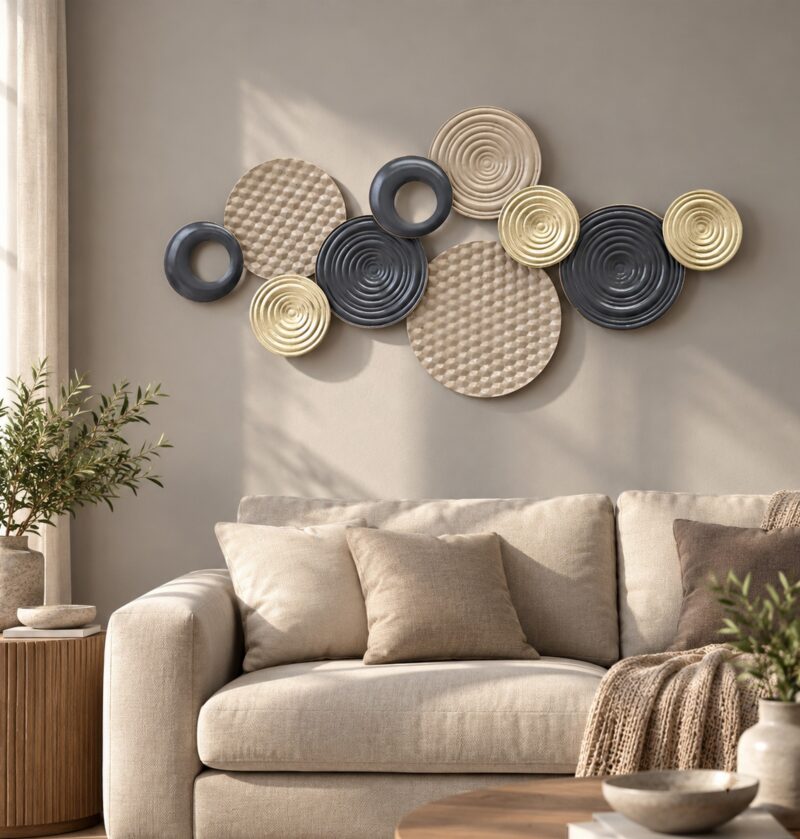 Dekoracja ścienna metalowa z dyskami 100 x 50 cm, khaki, złoto, grafit - nowoczesny salon z beżową sofą, dekoracja nad sofą, realistyczna skala 100 x 50 cm