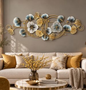 Dekoracja ścienna metalowa liście miłorzębu 127 x 44 cm, złoto i błękit - nowoczesny salon w stylu glamour, szara ściana, beżowa sofa z musztardowymi poduszkami, dekoracja nad sofą