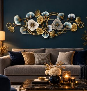 Dekoracja ścienna metalowa liście miłorzębu 127 x 44 cm, złoto i błękit - salon z ciemną granatowo-zieloną ścianą i szarą sofą, dekoracja nad sofą