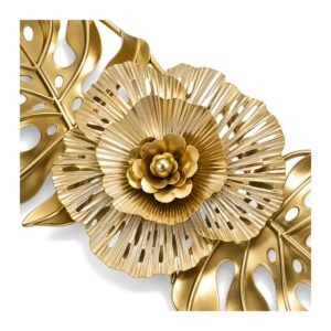 Dekoracja ścienna metalowa liście monstery i kwiaty 52,5 x 21 cm - zbliżenie złotego kwiatu na ażurowych liściach, białe tło