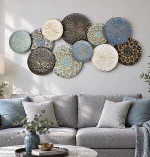 Dekoracja ścienna metalowa z okrągłych tarcz, duża kompozycja nad sofę - nowoczesny salon, dekoracja nad szarą sofą, skala ok. 120 x 60 cm, bez napisów i linii