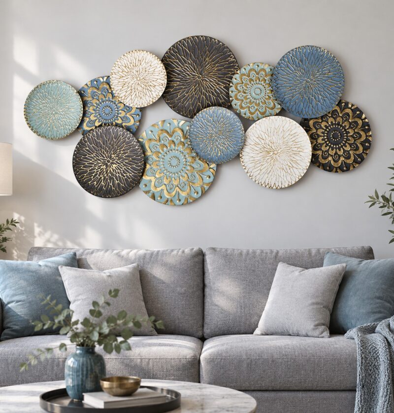 Dekoracja ścienna metalowa z okrągłych tarcz, duża kompozycja nad sofę - nowoczesny salon, dekoracja nad szarą sofą, skala ok. 120 x 60 cm, bez napisów i linii