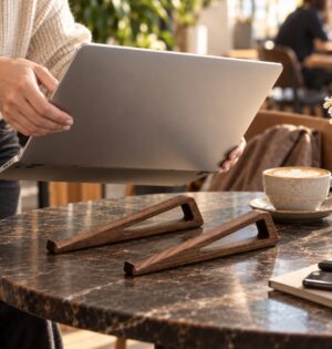 Drewniana podstawka pod laptopa, 2 wsporniki 26 cm, kąt 12 stopni - kawiarnia, laptop unoszony ze wsporników na stoliku, realistyczna skala, bez napisów