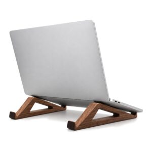 Drewniana podstawka pod laptopa, 2 wsporniki 26 cm, kąt 12 stopni - laptop na dwóch wspornikach widziany z tyłu, na białym tle, bez napisów i strzałek